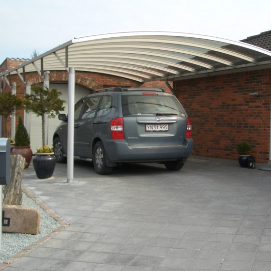 Enkelt væghængt carport monteret på hus