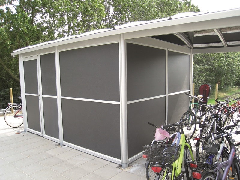 Åben cykeloverdækning og redskabsrum ved skole Juelsminde